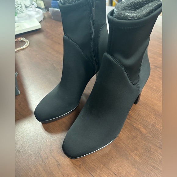 Donald J. Pliner Shoes - Donald Pliner Women’s Empressed Crepe Elastic Boots size 6.5